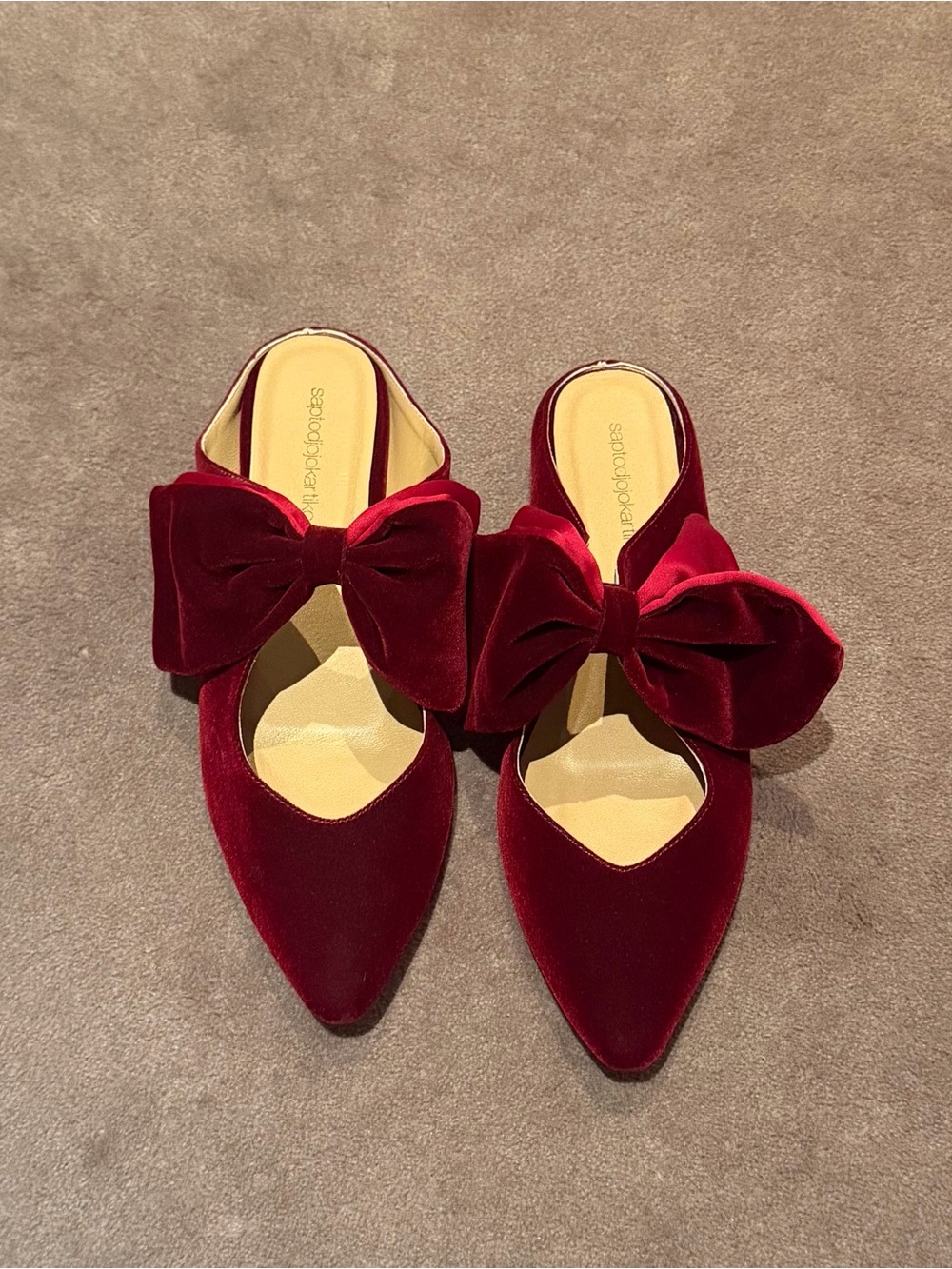 Saptodjojokartiko Burgundy Velvet Pointed-Toe Bow Mules